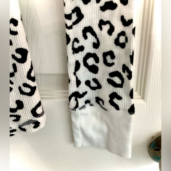 OP Black & White Leopard Thermal Top - Picture 8 of 10